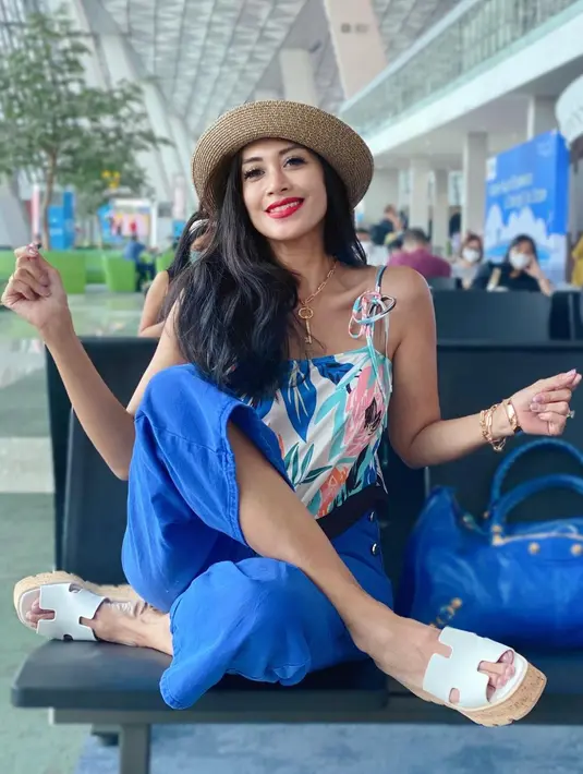 Dengan tubuh langsingnya, Diah Permatasari  bisa tetap memakai baju-baju ala anak muda. Seperti dress cantik atau celana hot pants. (FOTO: instagram.com/dps_diahpermatasari)