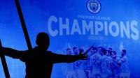 Seorang fans Manchester City merayakan keberhasilan timnya memastikan merebut gelar juara Liga Inggris 2020/2021 di luar Etihad Stadium, Selasa (11/5/20221) sesaat setelah kekalahan pesaing terdekat Manchester United 1-2 oleh Leicester City di Old Trafford. (AP/Jon Super)