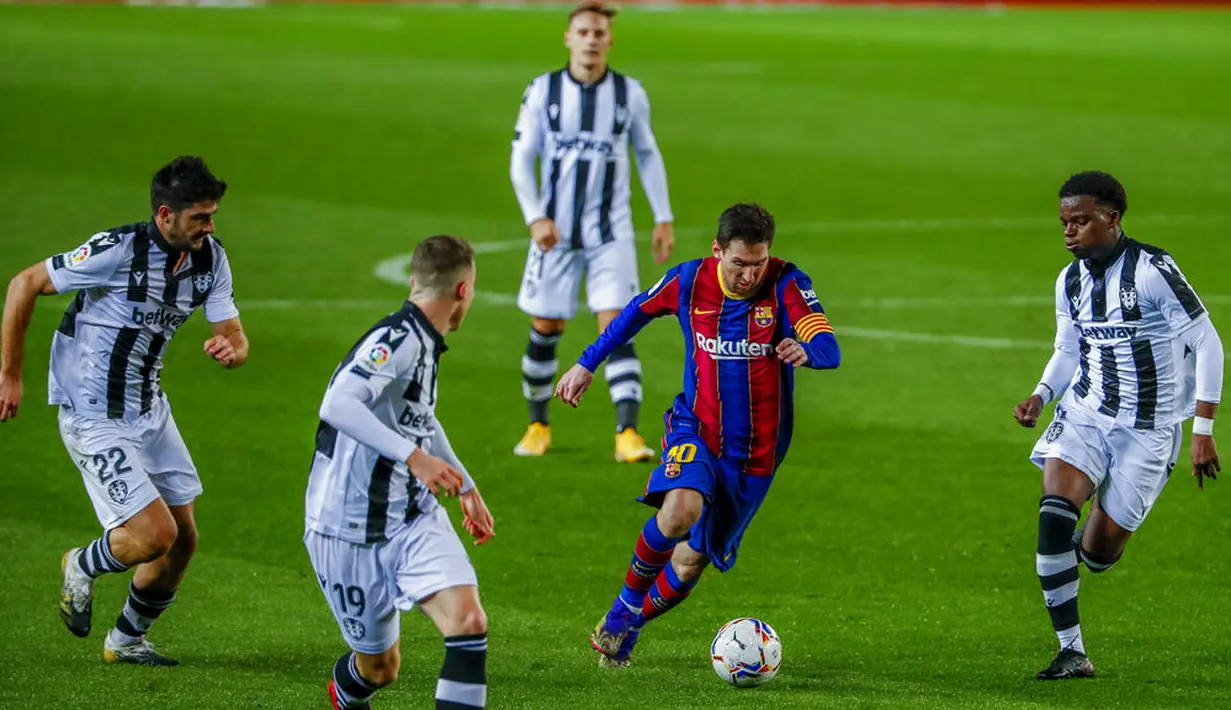 Pemain Barcelona Lionel Messi (kedua kanan) mengontrol bola yang dikelilingi para pemain Levante pada pertandingan La Liga Spanyol di Stadion Camp Nou, Barcelona, Spanyol, Minggu (13/12/2020). Barcelona menang 1-0. (AP Photo/Joan Monfort)