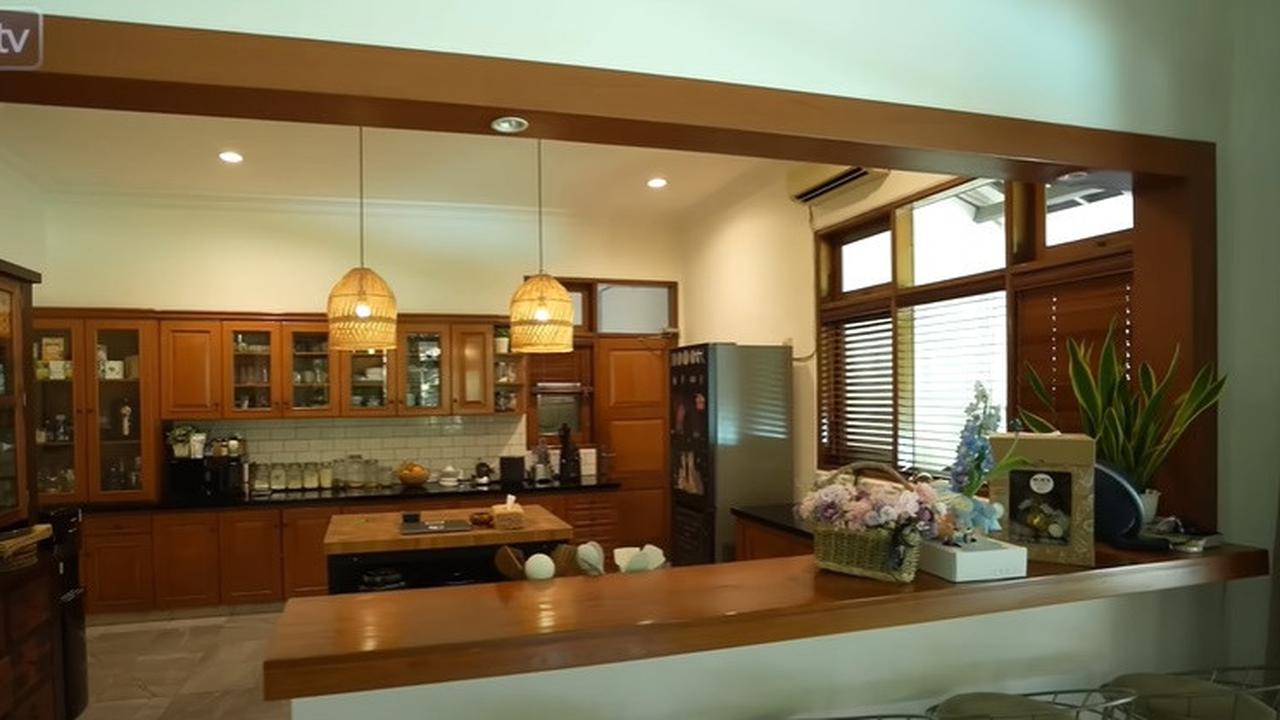 Tinggal di Rumah Kontrakan, 8 Potret Dapur Sophia Latjuba yang Bernuansa Klasik Serba Kayu - Unik Ada Mini Bar