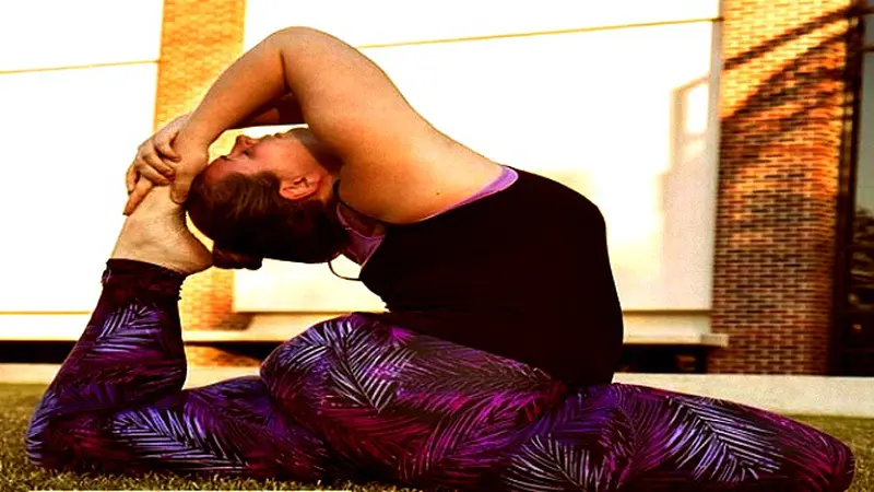 Meski Bertubuh Gemuk, Wanita Ini Mahir Berpose Yoga