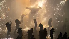 Sejumlah pengunjung berlari di dekat kembang api yang meledak dari banteng "Torito" dalam perayaan tradisional tahunan San Juan de Dios di Tultepec, Meksiko (8/3). (AP Photo/Rebecca Blackwell)