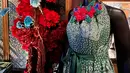 Koleksi “The 5 Senses of Batik” menampilkan empat motif batik yang memukau.  Kesemuanya menggambarkan kebahagiaan melalui desain bunga yang dibalut dengan warna-warna cerah yang mencerminkan keberanian. Dipadukan dengan motif Burung Hong yang ikonis, melambangkan keberuntungan dan dikenal sebagai ‘burung surga’ yang menginspirasi semangat ketahanan dan pemberdayaan bagi setiap wanita yang mengenakannya.  [ Foto : Fimela.com ]