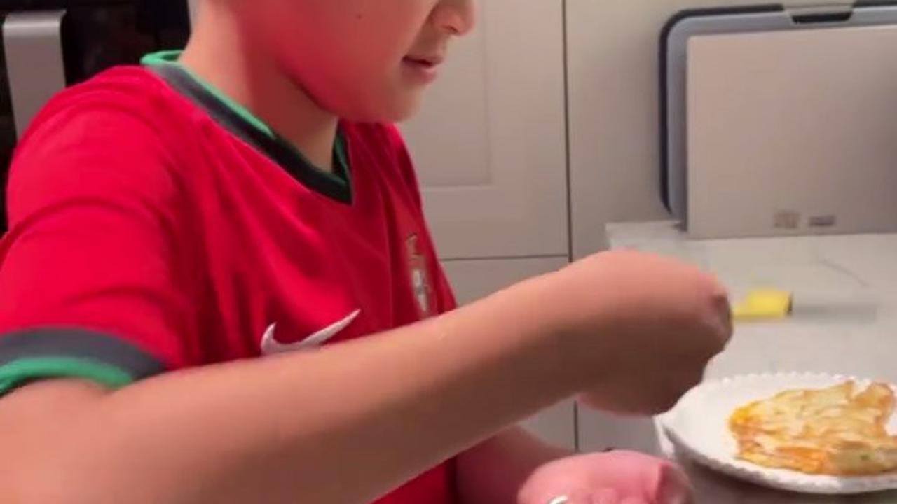 Momen Rafathar Diajari Memasak Telur Ceplok oleh Shela Lala, Bikin Gemas - Anak Sultan Belajar Tetap Mandiri