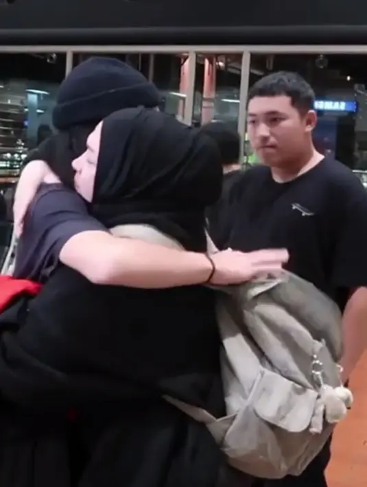 Dalam video tersebut, Melly menyertakan tulisan mengucapkan selamat tinggal sejenak untuk anak dan suaminya, serta memohon doa agar perjalanannya dilancarkan dan kembali ke tanah air dengan keadaan tak ada kekurangan apapun. (Instagram/melly_goeslaw)