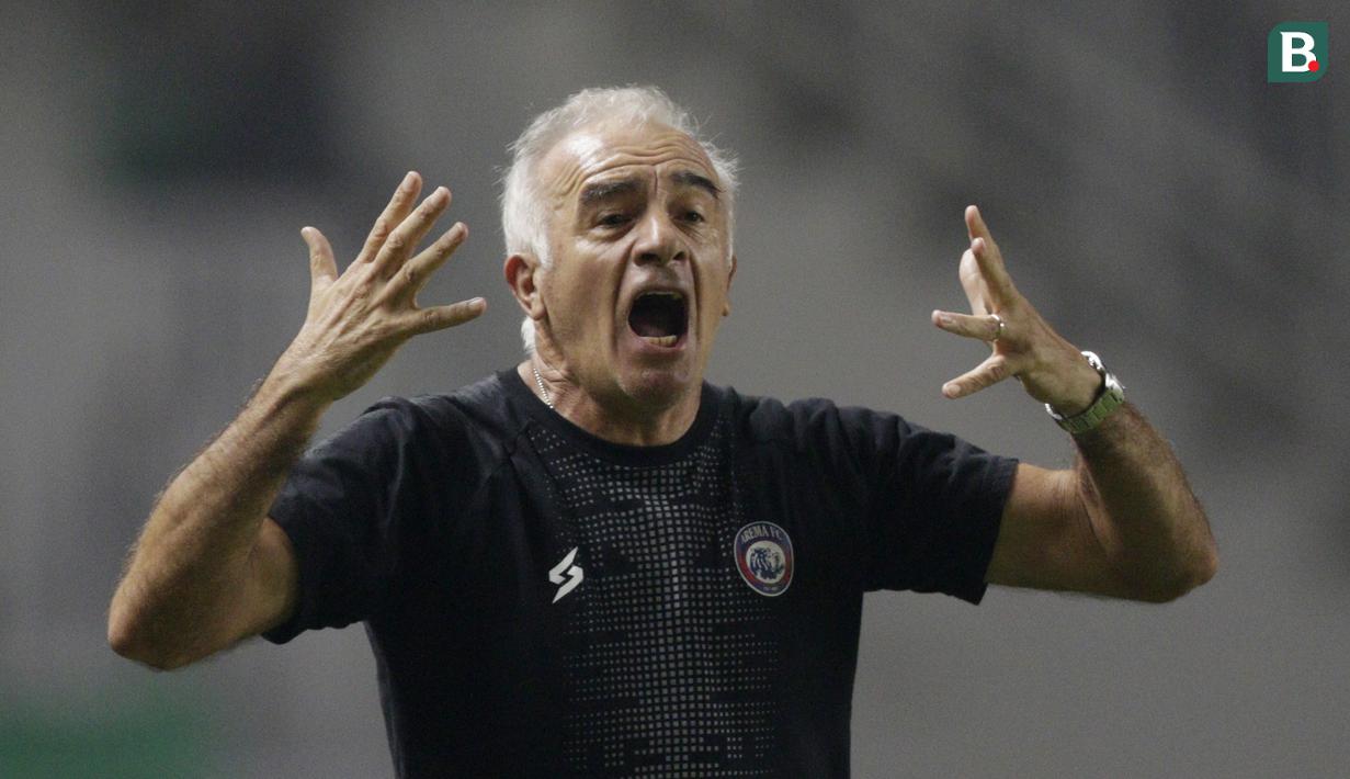 Pelatih Arema FC, Mario Gomez, saat melawan Tira Persikabo pada laga Shopee Liga 1 di Stadion Pakansari, Bogor, Senin, (2/3/2020). Tira Persikabo takluk 0-2 dari Arema FC. (Bola.com/M Iqbal Ichsan)