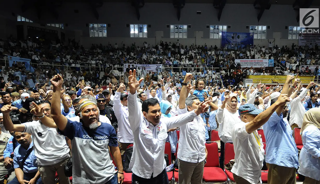 Pendukung capres-cawapres 02 saat menghadiri Syukuran dan Munajat Kemenangan Prabowo-Sandi di Padepokan Pencak Silat TMII, Jakarta, Rabu (24/4). Syukuran dan Munajat Kemenangan Prabowo-Sandi dihadiri Amien Rais dan Djoko Santoso. (Liputan6.com/Herman Zakharia)