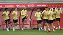 Para pemain Sevilla menghadiri sesi latihan di fasilitas olahraga Ciudad Deportiva Jose Ramon Cisneros Palacios di Seville, Senin (13/9/2021). Sevilla akan menjamu RB Salzburg dalam laga pembuka fase grup Liga Champions pada Selasa, 14 September 2021 malam WIB. (CRISTINA QUICLER/AFP)