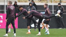 Bek Mario Goetze (kanan) menghadiri sesi latihan tim nasional (timnas) Jerman menjelang FIFA MatchDay 2023 melawan Peru, di Frankfurt am Main, Jumat (24/3/2023). (Photo by Daniel ROLAND / AFP)