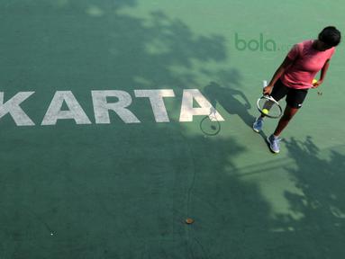 Petenis India, Samantha Chamarthi bersiap melakukan servis saat melawan Deria Nur Haliza pada kejuaraan ITF Women’s Circuit di Hotel Sulatan, Jakarta, Rabu (18/7/2018). Deria kalah 0-6, 2-6. (Bola.com/Nick Hanoatubun)