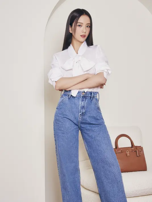Dalam keterangan rilis yang diterima FIMELA, JISOO mengungkapkan bahwa koleksi ini memadukan warisan Amerika dengan kesederhanaan yang bernilai, membuatnya merasa nyaman dan autentik. Tommy Hilfiger sendiri menyebut JISOO sebagai ikon modern yang memancarkan energi positif dan membawa perspektif segar ke dalam gaya Americana. [Dok/Tommy Hilfiger].