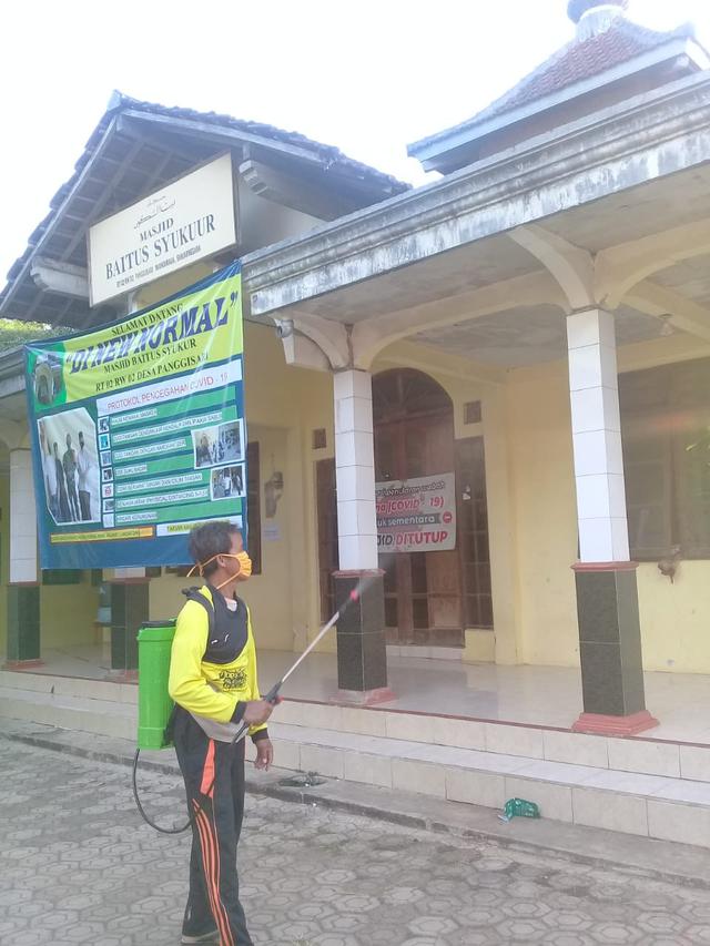 Penyemprotan Disinfektan di Area Masjid