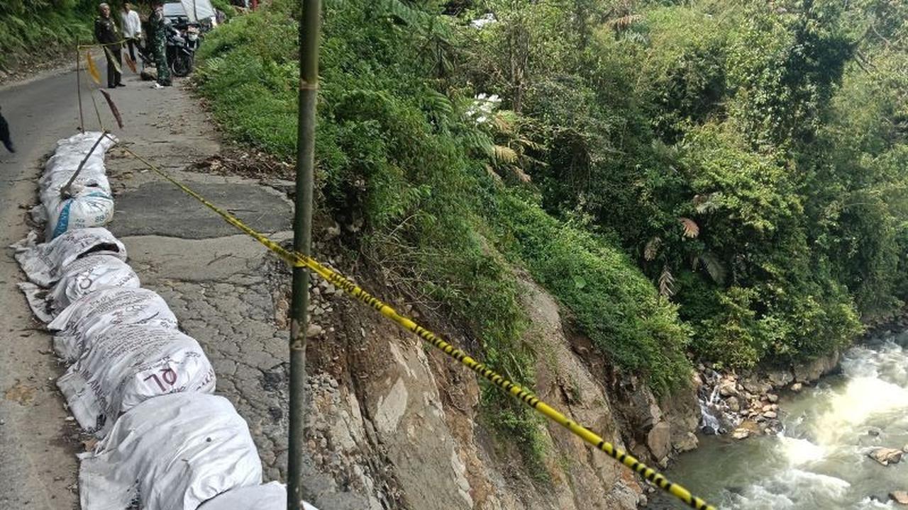 Jalan Talamau Pasaman Barat Rawan Longsor, Bupati Yulianto Imbau Warga Waspada