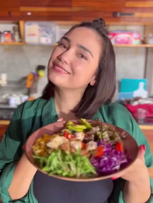 <p>Kini Feby Febiola melakukan kehidupan yang lebih sehat. Melalui akun Instagram pribadinya, perempuan cantik ini kerap membagikan akvitasnya melakukan pola hidup sehat. [Foto: instagram.com/febyfebiola_]</p>