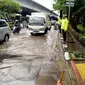 Genangan di Tl Bintang Mas arah Mangga Dua, Jakarta, Selasa (8/2/2022). (Foto: Twitter @TMCPoldaMetro)