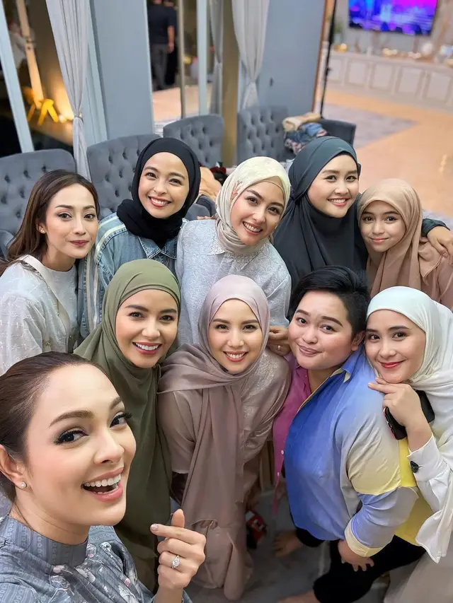 Potret buka bersama Reisa Broto Asmoro dengan selebriti lainnya (Sumber: Instagram/@reisabrotoasmoro)