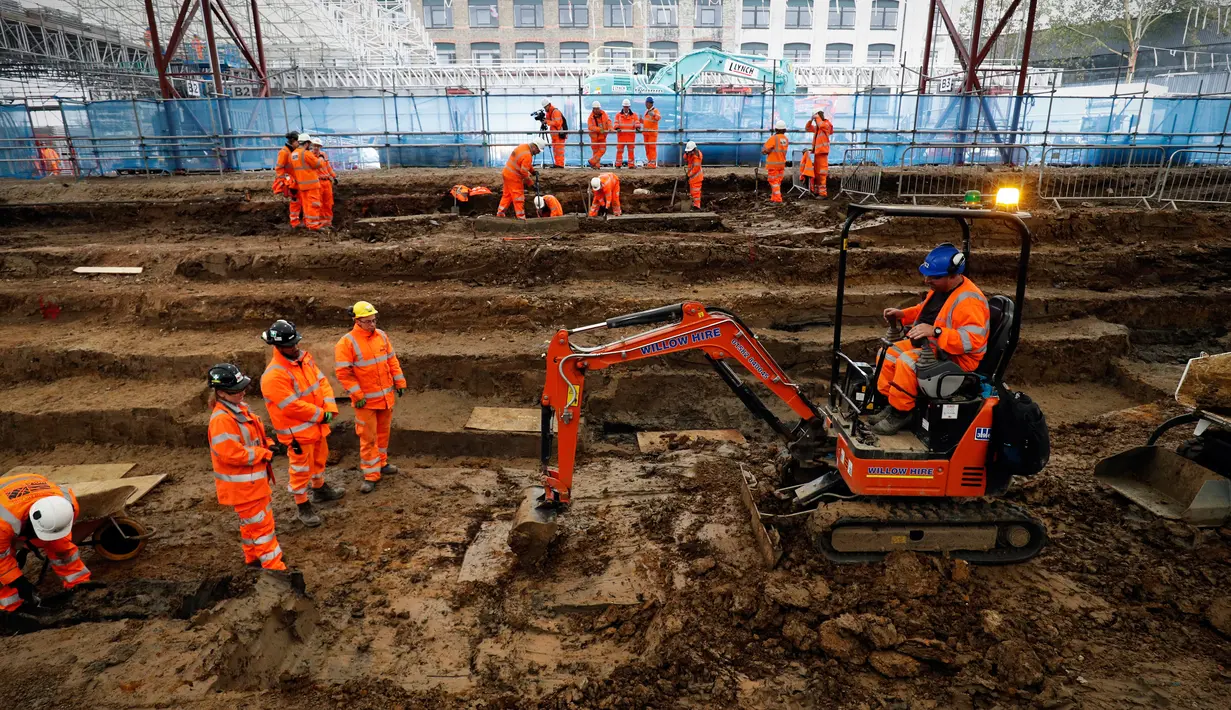 Arkeolog menggali pemakaman di bawah St James Gardens, London, Inggris, Kamis (1/11). Pemakaman tersebut diperkirakan sudah ada sejak abad ke-18 hingga pertengahan abad ke-19. (ADRIAN DENNIS/AFP)