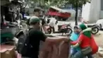 Pedagang lain membawa ibu yang pingsan ke rumah warga sekitar, hingga hujan deras menyebabkan longsor di Kabupaten Magetan, Jawa Timur.