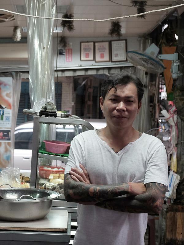Mantan gangster Taiwan, Yen Wei-shun berpose di kedai mi usaha keluarganya di pasar tradisional New Taipei City, 4 September 2018. Empat tahun sejak memulai kegiatan amalnya sudah 40 ribu mangkuk mi gratis yang dilayani oleh Yen. (SAM YEH/AFP)