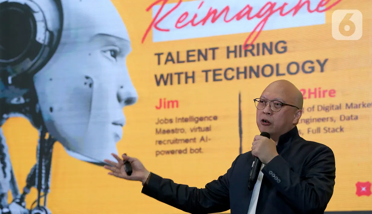 Managing Director Head of Digital Banking, PT Bank DBS Indonesia Leonardo Koesmanto memberikan paparan pada Konferensi Tech in Asia Jakarta 2019, Rabu (9/10/2019). DBS Group mengadopsi budaya kerja usaha rintisan (startup) yang diterapkan dalam bisnis perusahaan. (Liputan6.com/Fery Pradolo)