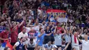 Para supporter timnas basket Serbia bersorak selama pertandingan perempat final Piala Dunia Bola Basket antara Lithuania dan Serbia di Mall of Asia Arena di Manila, Filipina, Selasa, 5 September 2023. (AP Photo/Michael Conroy)