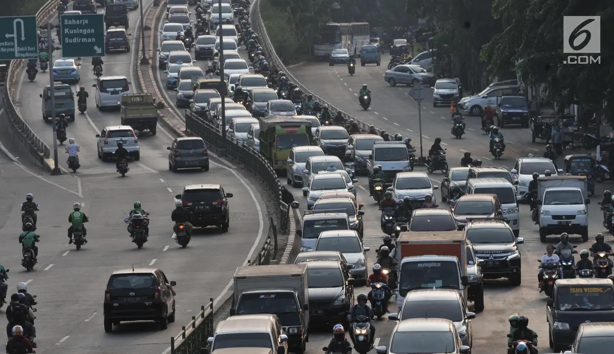 Mobil berplat nomor genap terjebak kemacetan di Jalan KH. Abdullah Syafei, Jakarta, Senin (9/9/2019). Perluasan wilayah ganjil genap yang berlaku hari ini membuat pengendara beralih ke ruas jalan alternatif sehingga jumlah kendaraan meningkat dan menyebabkan kemacetan panjang. (merdeka.com/Iqbal Nug