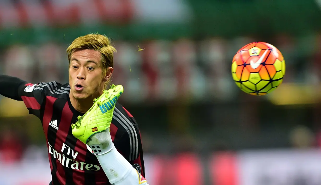 Pemain AC Milan, Keisuke Honda (kiri) berduel dengan kaki pemain Fiorentina, Marcos Alonso Mendoza  ada lanjutan liga Italia Seria A antara AC Milan dan Fiorentina di Stadion San Siro, Milan, Minggu (17/1/2016). (AFP Photo/Giuseppe Cacace)