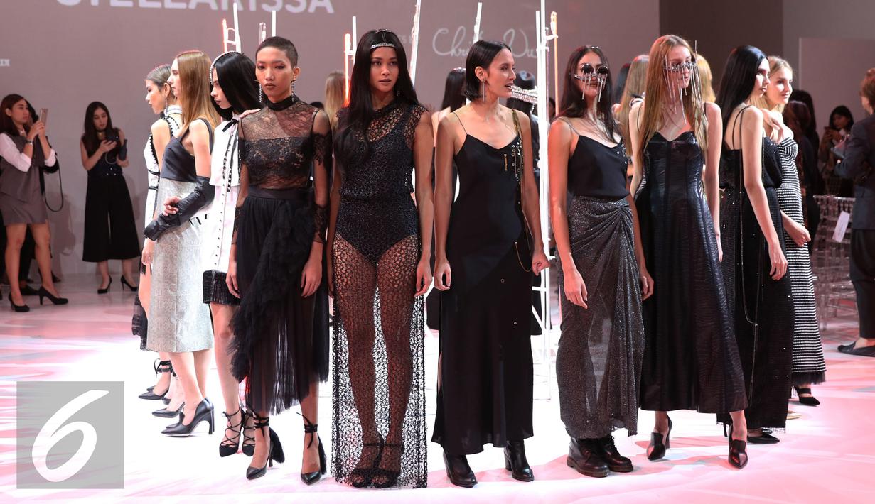 Para model berpose mengenakan koleksi Desainer Stella Rissa dalam peragaan busana IPMI Trend Show 2017 di Senayan City, Jakarta (9/11). Stella Rissa menampilkan sebanyak 24 rancangan siluet gotik ala tahun 50an. (Liputan6.com/Gempur M. Surya)