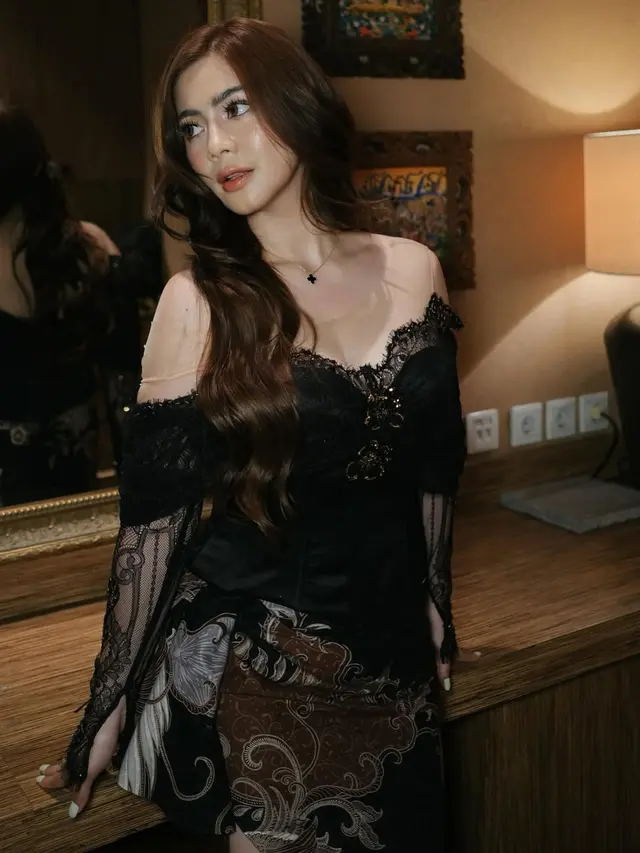 Felicya Angelista Terima Penghargaan TYOP 2025, Tampilkan Aura Businesswoman Sukses dengan Dress Batik Hitam