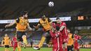 Bek Wolverhampton Wanderers, Willy Boly (tengah) melompat menyundul bola di depan para pemain Liverpool dalam laga lanjutan Liga Inggris 2020/2021 pekan ke-28 di Molineux Stadium, Senin (15/3/2021). Wolverhampton kalah 0-1 dari Liverpool. (AP/Paul Ellis/Pool)