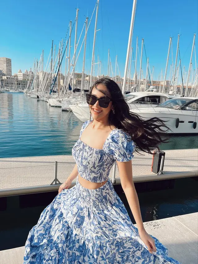 Unggah Foto Liburan di Prancis, Anya Geraldine Tampil feminin