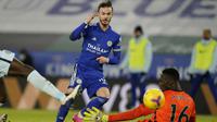 Gelandang Leicester City, James Maddison (kiri) mencetak gol kedua timnya ke gawang Chelsea dalam laga lanjutan Liga Inggris 2020/21 pekan ke-19 di King Power Stadium, Leicester, Selasa (19/1/2021). Leicester City menang 2-0 atas Chelsea. (AFP/Tim Keeton/Pool)