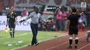 Pelatih Persipura, Wanderley Machado (tengah) melakukan protes kepada wasit saat melawan Persija dilanjutan Liga 1 Indonesia di Stadion Patriot Candra Bhaga, Bekasi, Sabtu (8/7). Laga berakhir 1-1. (Liputan6.com/Helmi Fithriansyah)
