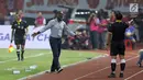 Pelatih Persipura, Wanderley Machado (tengah) melakukan protes kepada wasit saat melawan Persija dilanjutan Liga 1 Indonesia di Stadion Patriot Candra Bhaga, Bekasi, Sabtu (8/7). Laga berakhir 1-1. (Liputan6.com/Helmi Fithriansyah)
