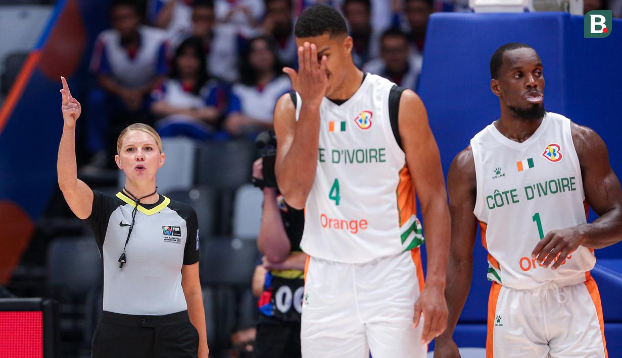 Wasit Jenna Jordan Reneau memberikan keputusan saat laga Grup P Piala Dunia FIBA 2023 antara Pantai Gading melawan Lebanon di Indonesia Arena, Senayan, Kamis (31/08/2023). Selain Reneau, wasit wanita yang ditunjuk FIBA adalah Amy Bonner dan Blanca Burn. (Bola.com/Bagaskara Lazuardi)
