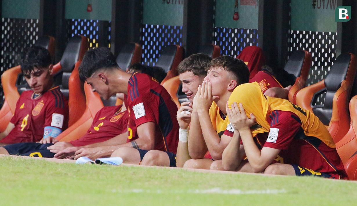 Suasana bench pemain Timnas Spanyol U-17 saat melawan Jerman U-17 pada babak perempat final Piala Dunia U-17 2023 di Jakarta International Stadium (JIS), Jumat (24/11/2023). Sejumlah Matador muda tampak kecewa dan menangis jelang babak kedua akan berakhir. (Bola.com/M Iqbal Ichsan)