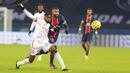 Pemain Lyon Sinaly Diomande (kiri) berebut bola dengan pemain Paris Saint-Germain Rafinha pada pertandingan League One di Stadion Parc des Princes, Paris, Prancis, Minggu (13/12/2020). PSG kalah dari Lyon dengan skor 0-1. (AP Photo/Thibault Camus)