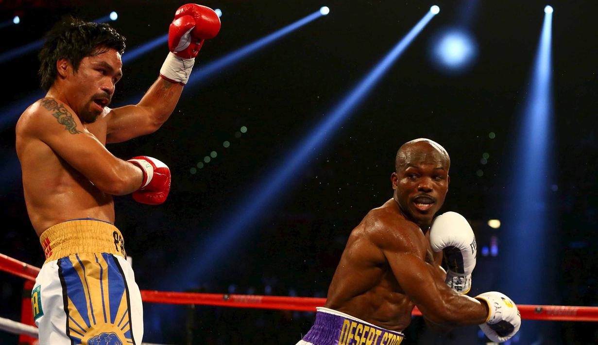 Manny Pacquiao melakukan bertahan dari serangan Timothy Bradley dalam pertarungan kelas welter WBO di MGM Arena, Las Vegas, AS, Sabtu (9/4/2016). (Reuters/Mark J. Rebilas-USA Today Sports)