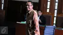 Mantan Menteri ESDM Jero Wacik  bersiap menjalani sidang pemeriksaan terdakwa di Pengadilan Tipikor, Jakarta, Senin (11/1). Terdakwa perkara korupsi DOM itu ingin JK dihadirkan sebagai saksi meringankan dalam persidangan. (Liputan6.com/Helmi Afandi)