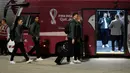 Anggota tim sepak bola nasional Wales tiba jelang Piala Dunia 2022 di Bandara Internasional Hamad, Doha, Qatar, 16 November 2022. Wales akan memainkan pertandingan pertama mereka di Piala Dunia 2022 melawan Amerika Serikat pada 21 November. (AP Photo/Hassan Ammar)