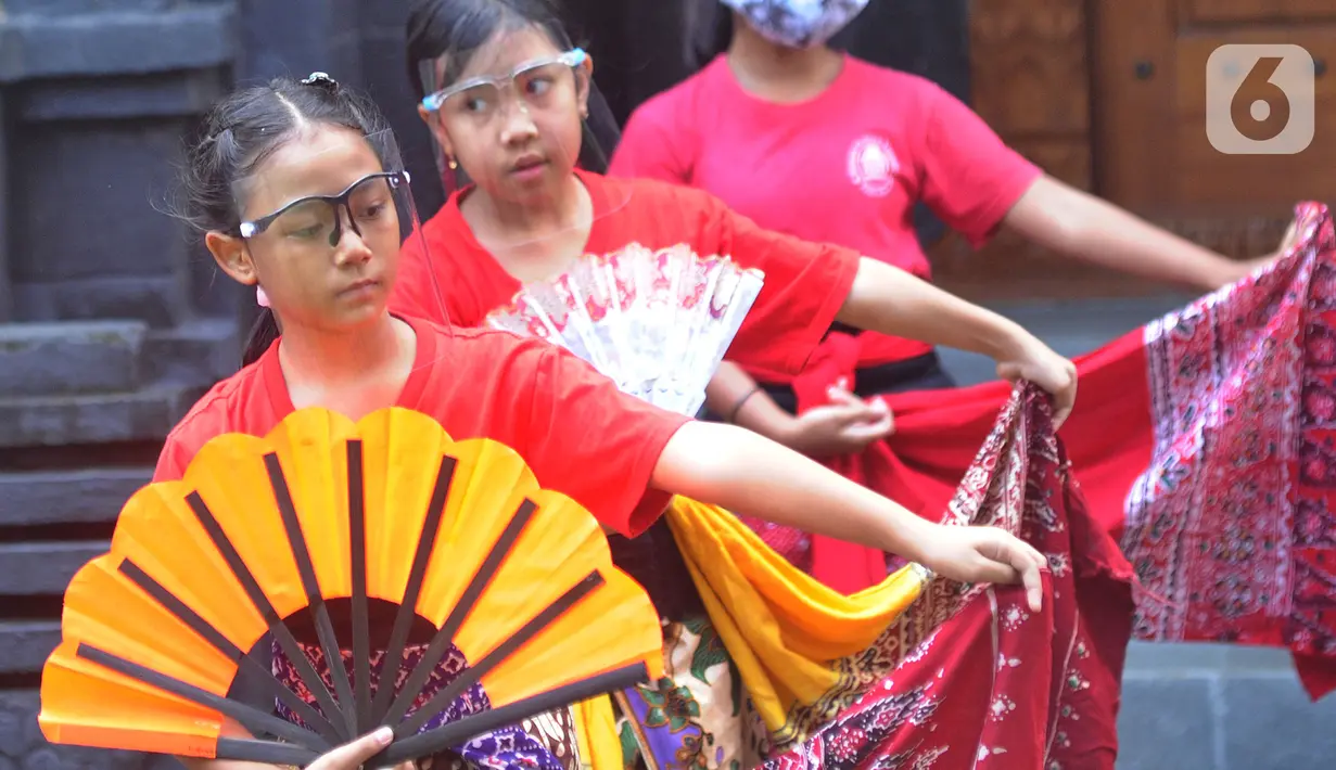 Anak-anak berlatih tari tradisional di Rumah Budaya Nusantara Puspo Budoyo, Ciputat, Tangerang Selatan, Minggu (15/11/2020). Latihan tari di masa pandemi dengan protokol kesehatan ini salah satunya bertujuan menanamkan nilai budaya bangsa kepada generasi muda sejak dini. (merdeka.com/Arie Basuki)