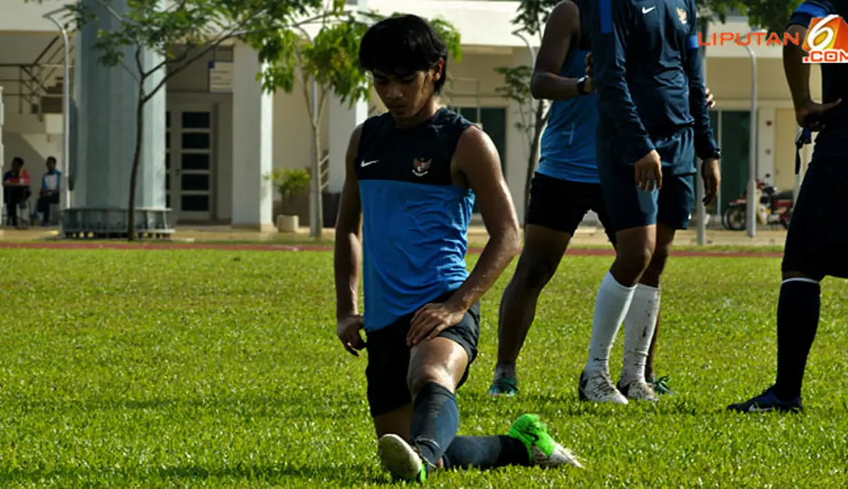 Rassyid Assahid lakukan peregangan otot usai  Latihan Timnas Indonesia di Lapangan Inspen, Putrajaya, Malaysia. Jumat 30 November 2012.