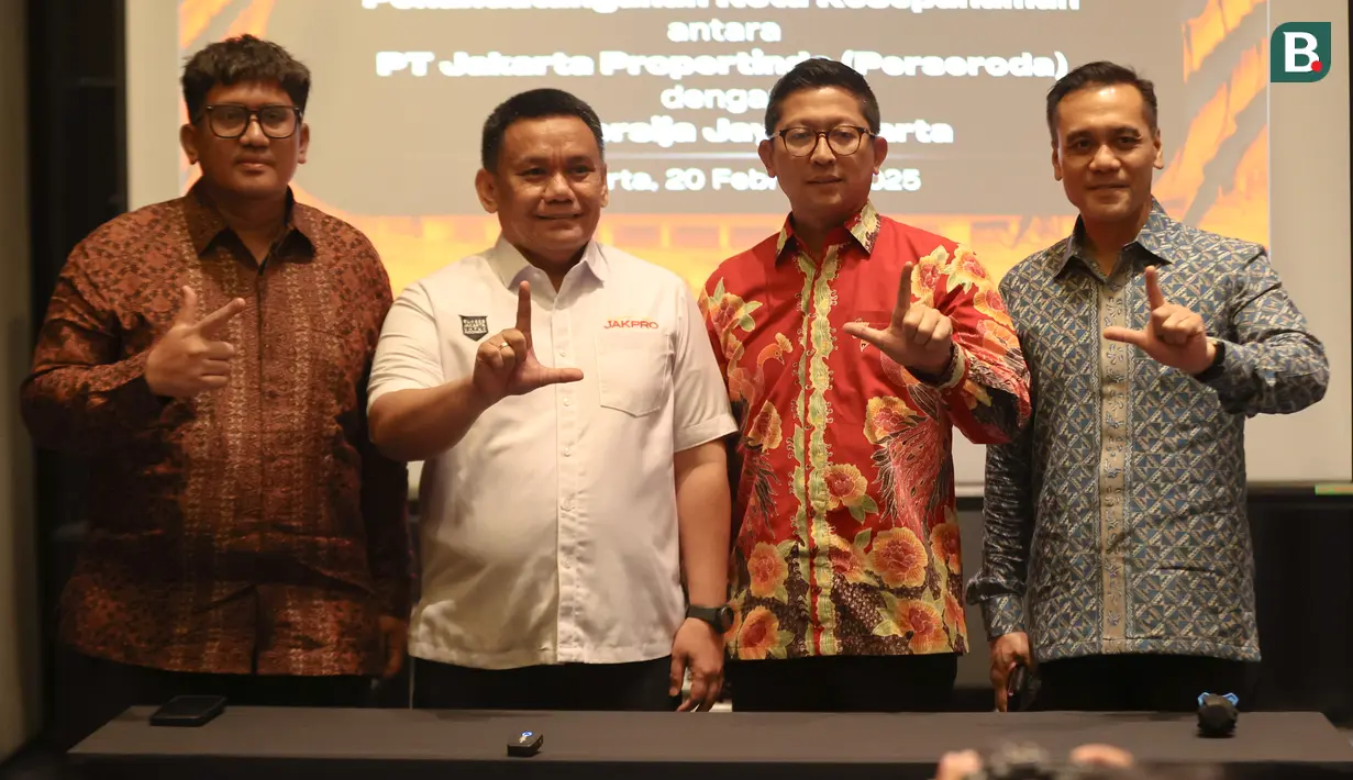 (kiri ke kanan) Ketum Jakmania, Diky Soemarno, Direktur Utama PT Jakarta Propertindo (Jakpro), Iwan Takwin, Direktur PT Persija Jaya Jakarta, Mohamad Prapanca dan perwakilan Gubernur Jakarta, Chiko Hakim hadir pada acara penandatanganan nota kesepamahaman atau MOU kerja sama Persija Jakarta dan Jakpro, Kamis (20/2/2025) di Morrisey Hotel, Jakarta Pusat.