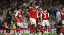 <p>Bek Arsenal, Gabriel bersama rekan setimya merayakan kemenangan atas Aston Villa usai pertandingan lanjutan Liga Inggris di Stadion Emirates di London, Kamis (1/9/2022). Arsenal menag tipis atas Aston Villa 2-1. (AP Photo/David Cliff)</p>
