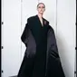 Gelar Fashion Show Pertama dalam 54 Tahun, Balenciaga Gandeng Anak Tiri Kamala Harris, Ella Emhoff. (dok.Instagram @ellaemhoff/https://www.instagram.com/p/CRCJ03hlydY/Henry)