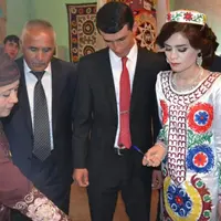 Berbeda dengan pengantin pria yang selalu tersenyum, pengantin wanita ini tampak murung dan tidak bahagia. Apa yang sebenarnya terjadi? (Foto: The Sun)