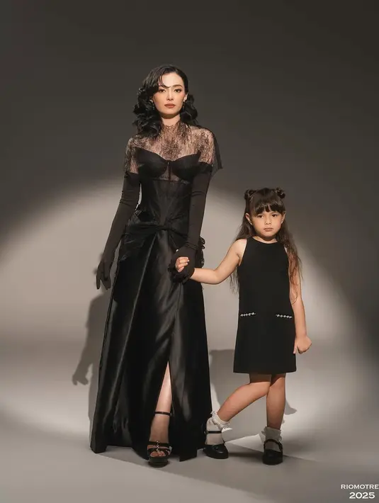 Asmirandah kenakan gaun lace hitam berlengan terumpet dari Etiquette White. Dengan detail korset dan rok satin yang dilipit serta dipadu dengan opera gloves [@riomotret]