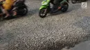 Pengendara melintasi jalan berlubang di kawasan Gas Alam, Depok, Jawa Barat, Kamis (4/10). Jalan rusak di kawasan tersebut sudah berlangsung selama bertahun-tahun. (Liputan6.com/Immanuel Antonius)