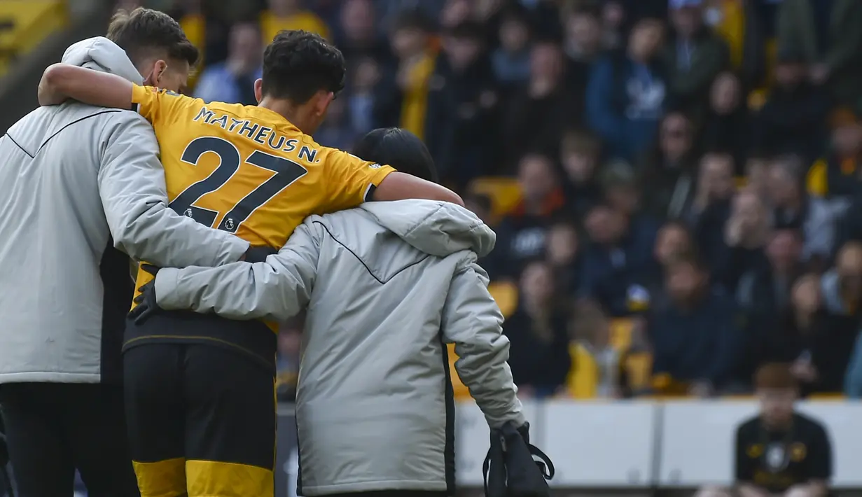 Pencetak satu-satunya gol Wolverhampton ke gawang Chelsea, Matheus Nunes dipapah keluar lapangan oleh tim medis setelah mengalami cedera pada laga pekan ke-30 Liga Inggris 2022/2023 di Molineux Stadium, Wolverhampton, Sabtu (8/4/2023). (AP Photo/Rui Vieira)