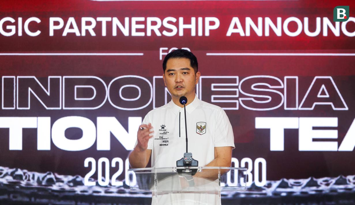 Direktur PT Garuda Sepakbola Indonesia (GSI), Marshal Masita memberikan sambutan dalam acara perkenalan kerja sama antara PSSI dan Kelme yang berlangsung di Hotel Tribrata, Jakarta, Jumat (23/01/2026). (Bola.com/Bagaskara Lazuardi)